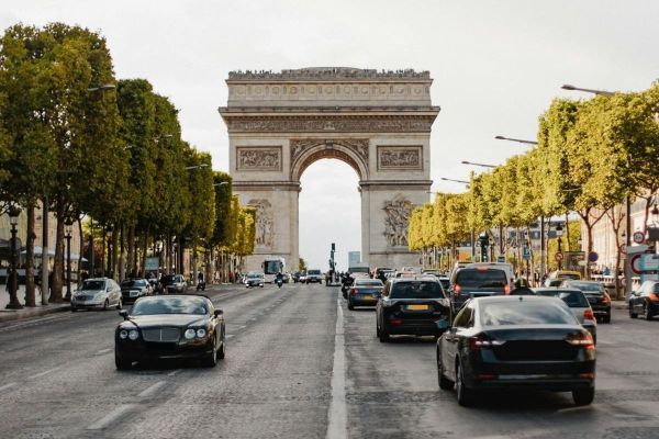 Guide pratique pour conduire à Paris sans tracas